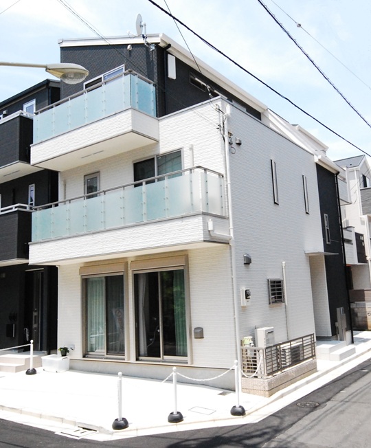 東京都渋谷区坪の狭小住宅 モノトーンの外観が目を惹く準防火地域の三階建て 東京で15坪 坪の間取りで狭小住宅 ３階建てを建てるなら渡辺ハウジング